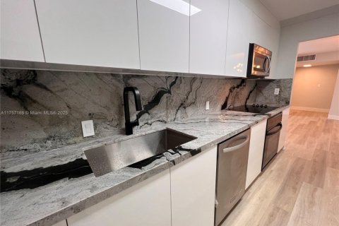 Condo in Miami Beach, Florida, 2 bedrooms  № 1863250 - photo 4