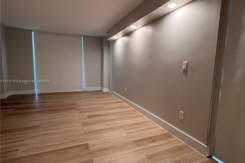 Condo in Miami Beach, Florida, 2 bedrooms  № 1863250 - photo 21