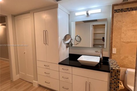 Condo in Miami Beach, Florida, 2 bedrooms  № 1863250 - photo 23