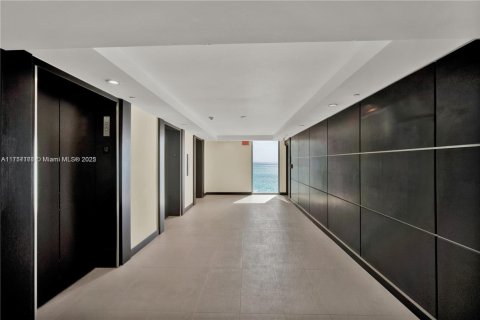 Condo in Miami Beach, Florida, 2 bedrooms  № 1863250 - photo 1
