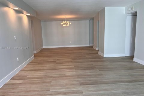 Condo in Miami Beach, Florida, 2 bedrooms  № 1863250 - photo 9