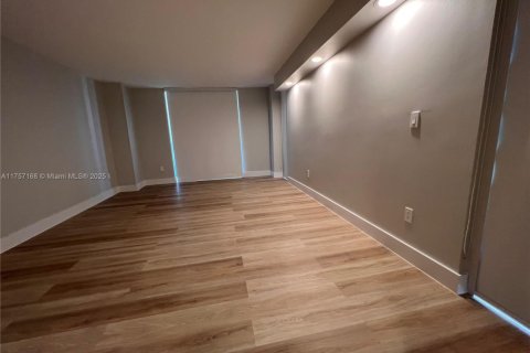 Condo in Miami Beach, Florida, 2 bedrooms  № 1863250 - photo 22