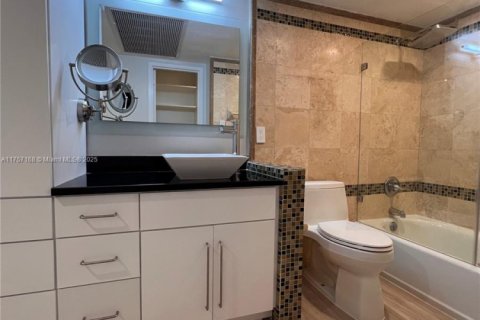 Condo in Miami Beach, Florida, 2 bedrooms  № 1863250 - photo 24