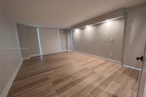 Condo in Miami Beach, Florida, 2 bedrooms  № 1863250 - photo 18