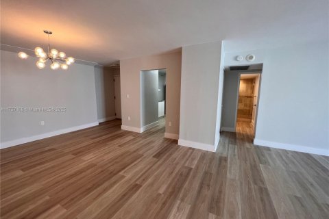 Condo in Miami Beach, Florida, 2 bedrooms  № 1863250 - photo 13