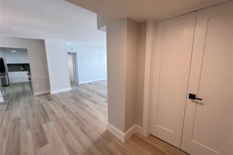 Condo in Miami Beach, Florida, 2 bedrooms  № 1863250 - photo 12