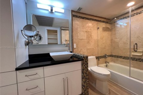 Condo in Miami Beach, Florida, 2 bedrooms  № 1863250 - photo 25