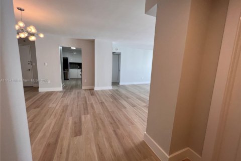 Condo in Miami Beach, Florida, 2 bedrooms  № 1863250 - photo 11
