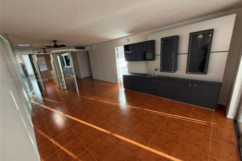 Condominio en alquiler en Lauderdale Lakes, Florida, 2 dormitorios, 92.9 m2 № 2058104 - foto 22