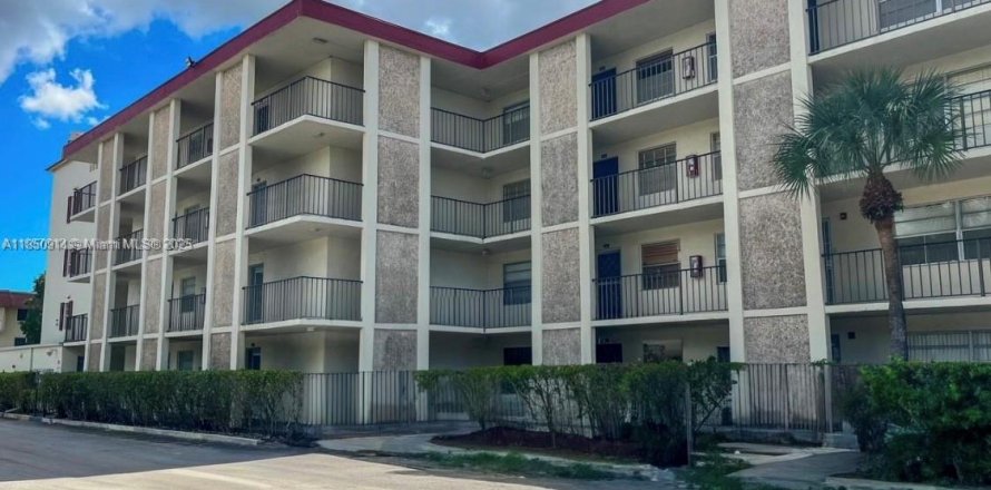 Condominio en Lauderdale Lakes, Florida, 2 dormitorios  № 2058104