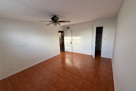 Condominio en alquiler en Lauderdale Lakes, Florida, 2 dormitorios, 92.9 m2 № 2058104 - foto 25