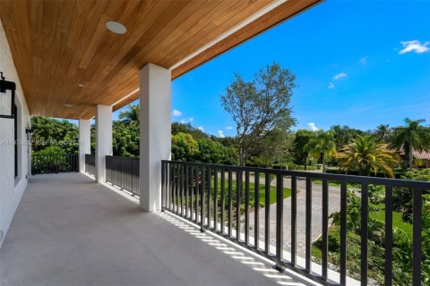 House in Miami, Florida 6 bedrooms, 447.97 sq.m. № 2186629 - photo 27