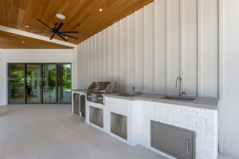 House in Miami, Florida 6 bedrooms, 447.97 sq.m. № 2186629 - photo 30