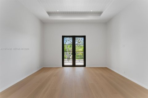 House in Miami, Florida 6 bedrooms, 447.97 sq.m. № 2186629 - photo 25
