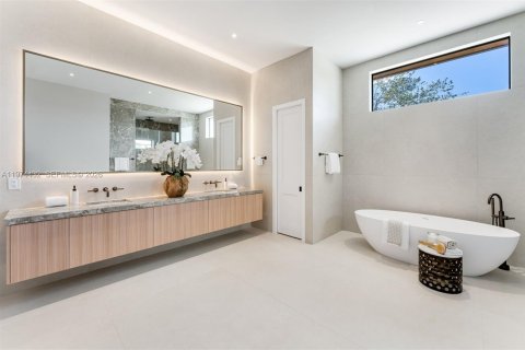 House in Miami, Florida 6 bedrooms, 447.97 sq.m. № 2186629 - photo 21