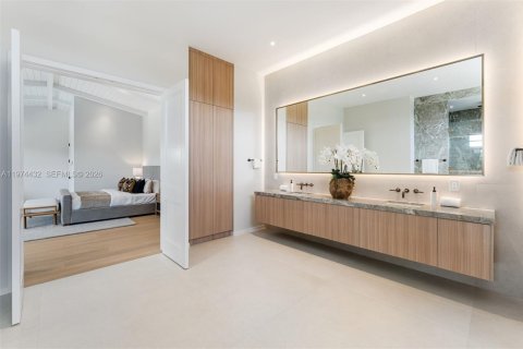 House in Miami, Florida 6 bedrooms, 447.97 sq.m. № 2186629 - photo 20