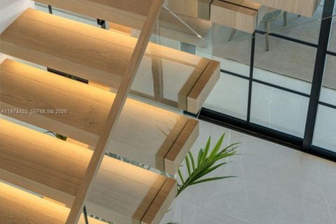 House in Miami, Florida 6 bedrooms, 447.97 sq.m. № 2186629 - photo 14