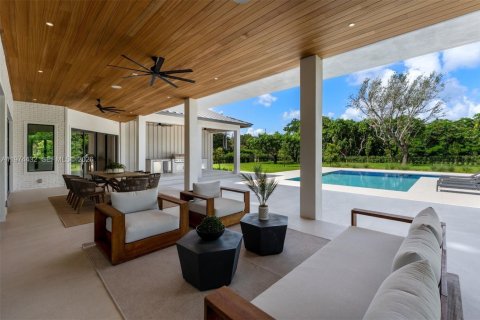 House in Miami, Florida 6 bedrooms, 447.97 sq.m. № 2186629 - photo 29