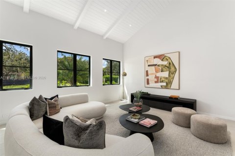House in Miami, Florida 6 bedrooms, 447.97 sq.m. № 2186629 - photo 12