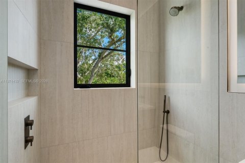 House in Miami, Florida 6 bedrooms, 447.97 sq.m. № 2186629 - photo 24