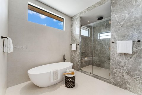 House in Miami, Florida 6 bedrooms, 447.97 sq.m. № 2186629 - photo 22