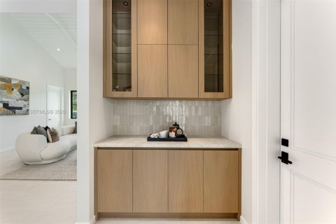 House in Miami, Florida 6 bedrooms, 447.97 sq.m. № 2186629 - photo 11