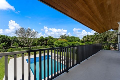 House in Miami, Florida 6 bedrooms, 447.97 sq.m. № 2186629 - photo 28