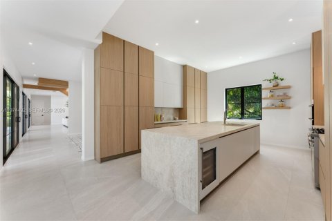 House in Miami, Florida 6 bedrooms, 447.97 sq.m. № 2186629 - photo 9
