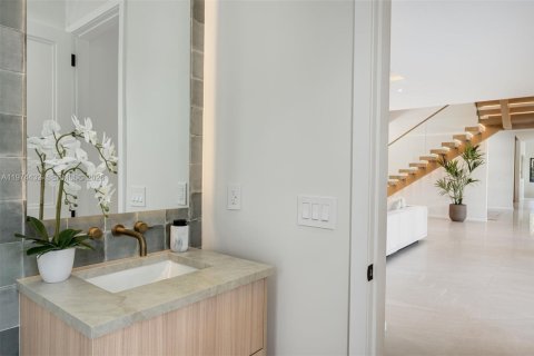 House in Miami, Florida 6 bedrooms, 447.97 sq.m. № 2186629 - photo 13