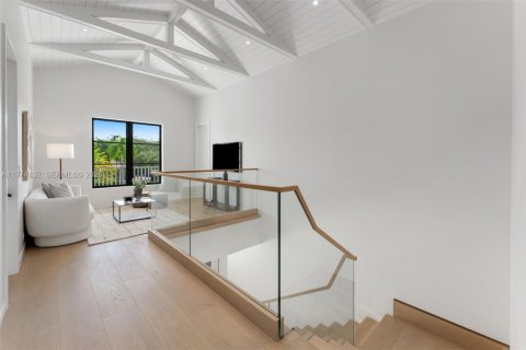 House in Miami, Florida 6 bedrooms, 447.97 sq.m. № 2186629 - photo 16