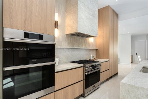 House in Miami, Florida 6 bedrooms, 447.97 sq.m. № 2186629 - photo 10