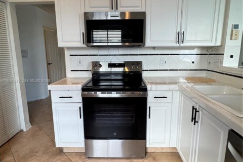 House in Weston, Florida 3 bedrooms, 182.37 sq.m. № 1986165 - photo 17