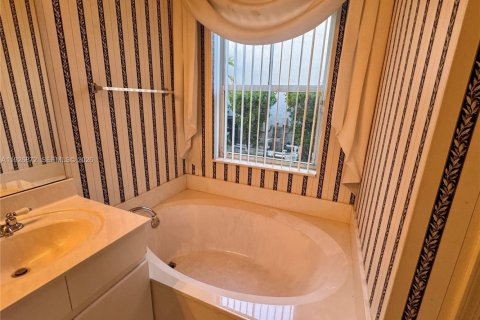 House in Weston, Florida 3 bedrooms, 182.37 sq.m. № 1986165 - photo 24