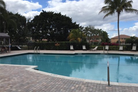 Снять в аренду виллу или дом в Уэстон, Флорида 3 спальни, 182.37м2, № 1986165 - фото 1