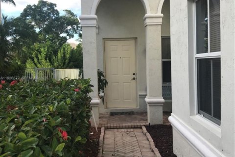 Снять в аренду виллу или дом в Уэстон, Флорида 3 спальни, 182.37м2, № 1986165 - фото 11