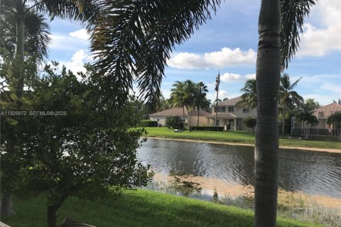 Снять в аренду виллу или дом в Уэстон, Флорида 3 спальни, 182.37м2, № 1986165 - фото 16