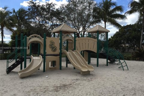 Снять в аренду виллу или дом в Уэстон, Флорида 3 спальни, 182.37м2, № 1986165 - фото 2