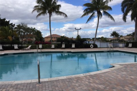 Снять в аренду виллу или дом в Уэстон, Флорида 3 спальни, 182.37м2, № 1986165 - фото 5