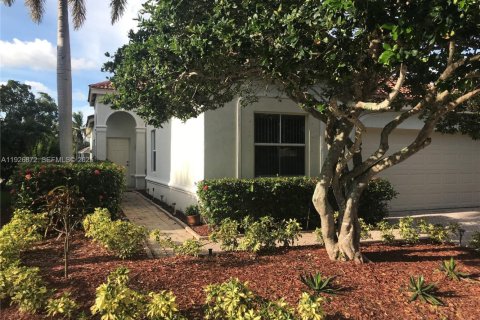 Снять в аренду виллу или дом в Уэстон, Флорида 3 спальни, 182.37м2, № 1986165 - фото 8