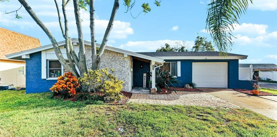 House in New Port Richey, Florida 2 bedrooms, 127.09 sq.m. № 1437210