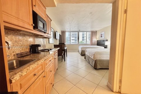 Hôtel, hôtellerie à vendre à Sunny Isles Beach, Floride: 33.44 m2 № 1863505 - photo 1