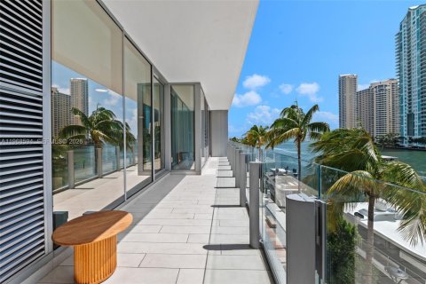 Propiedad comercial en venta en Miami, Florida № 2174449 - foto 8
