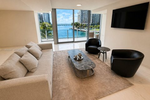 Propiedad comercial en venta en Miami, Florida № 2174449 - foto 2