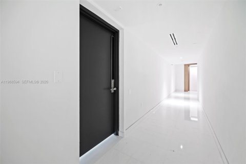 Propiedad comercial en venta en Miami, Florida № 2174449 - foto 14