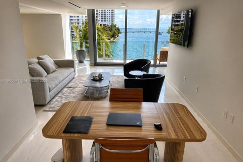 Propiedad comercial en venta en Miami, Florida № 2174449 - foto 3