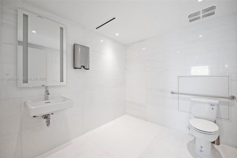Propiedad comercial en venta en Miami, Florida № 2174449 - foto 13