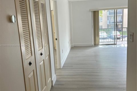 Condominio en alquiler en Lauderhill, Florida, 1 dormitorio, 72.74 m2 № 1792486 - foto 3