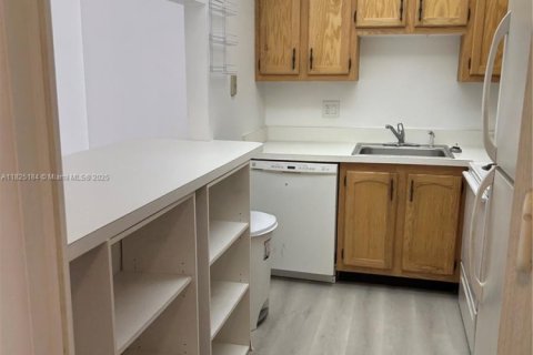 Condominio en alquiler en Lauderhill, Florida, 1 dormitorio, 72.74 m2 № 1792486 - foto 4