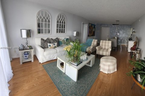 Copropriété à louer à Miami, Floride: 2 chambres, 114.18 m2 № 1997107 - photo 4