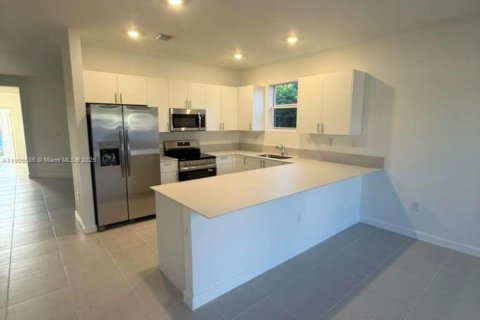 Снять в аренду виллу или дом в Майами, Флорида 3 спальни, № 1957119 - фото 1